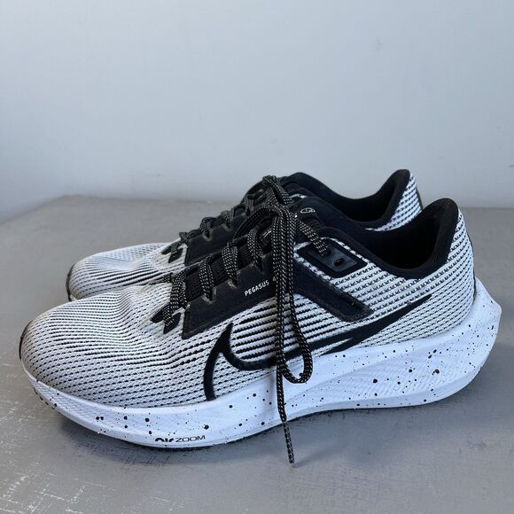 Nike Womens Size 7.5 Air Zoom Pegasus 40 Black White Running Shoes Sneakers - Picture 1 of 15